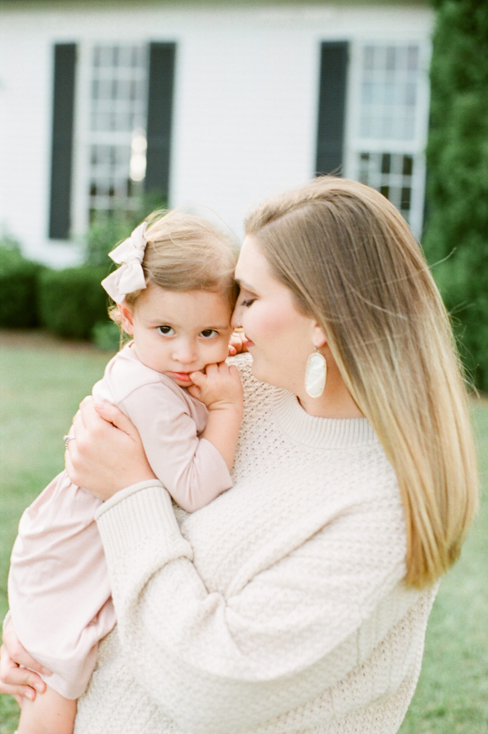 Mom hugging her daughter during family photos in Colonial Williamsburg, Virginia